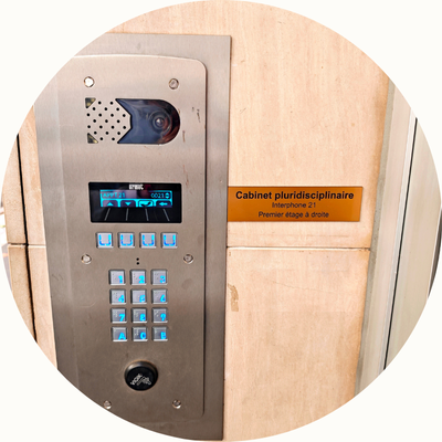 Photo du digicode au pied de l'immeuble dans lequel exerce Mme. Orlane MIALOT. Le cabinet dans lequel exerce Mme. Orlane MIALOT porte le numéro 21