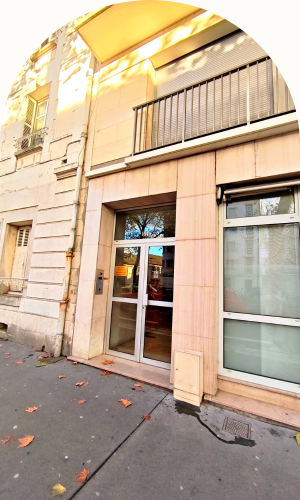 Photo de la devanture de l'immeuble dans lequel exerce Mme. Orlane MIALOT